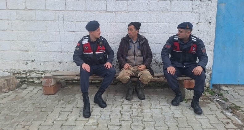 JANDARMADAN YAŞLILARA DİJİTAL DOLANDIRICILIK UYARISI YAŞLI VATANDAŞLAR EVLERİNDE ZİYARET EDİLDİ