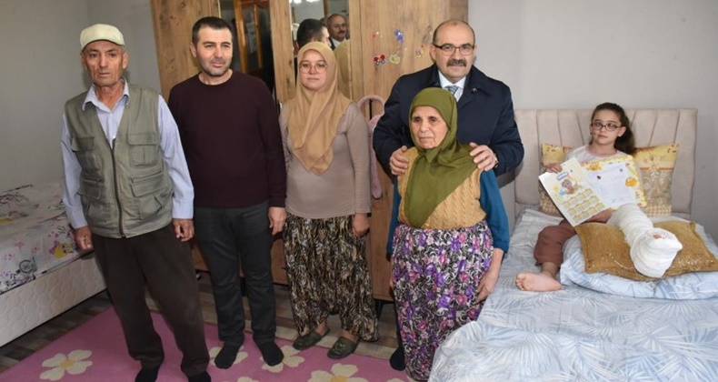 Balıkesir’de Vali Ustaoğlu, Kazada Yaralanan Öğrencilere Karnelerini Evlerinde Teslim Etti