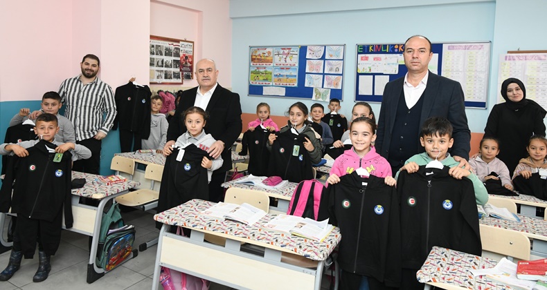 HAK-İŞ/HİZMET-İŞ Sendikasından Balıkesir’deki Öğrencilere Anlamlı Karne Hediyesi