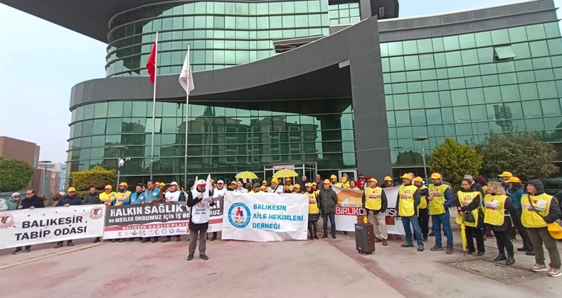 Balıkesir’de Sağlıkçılar Eylemde: Yönetmeliğin Geri Çekilmesi Talep Ediliyor