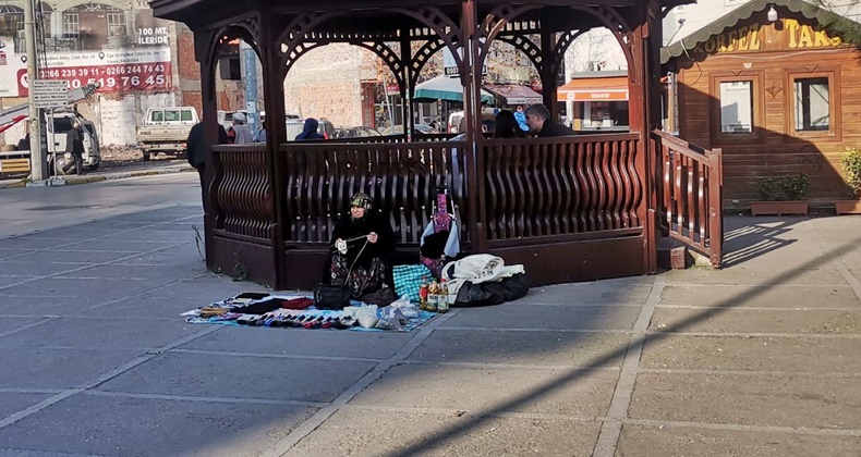 Patik Örüp Satarak Geçimini Sağlıyor