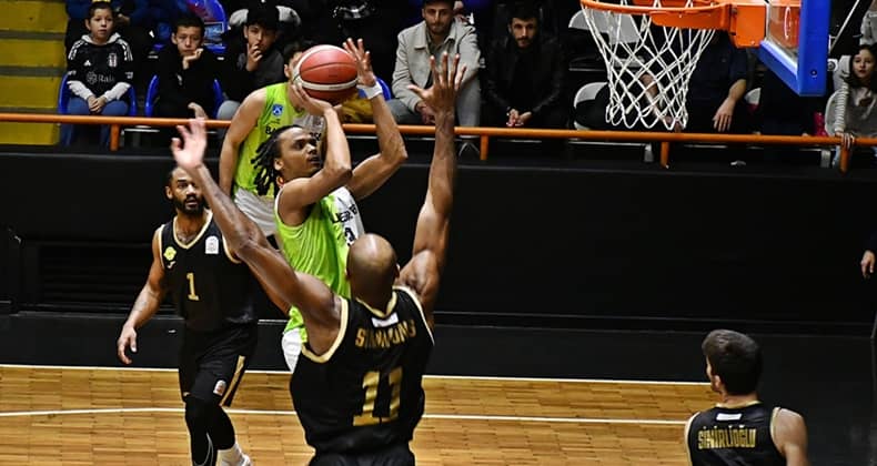 Balıkesir Büyükşehir Belediyespor Esenler Erokspor’u elinden kaçırdı