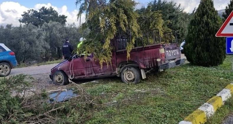 Balıkesir'de çaldığı kamyonetle kaza yaptı, başka bir aracı çalarak kaçtı