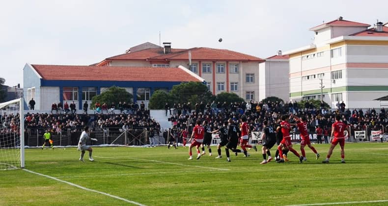Burhaniye Belediyespor lider Fethiye İdman Yurdu ile golsüz berabere kaldı