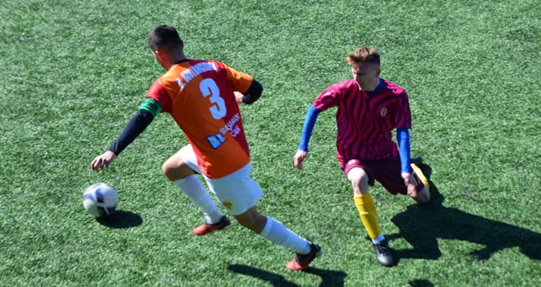 Sakarya Ateşi Pamukçu Belediyespor ve Büyük Bostancıspor'un ensesinde