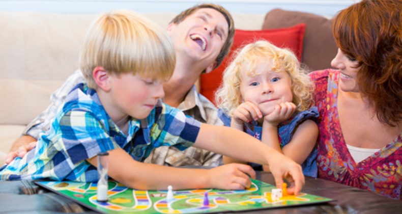 Çocuklarınızla Hem Eğlenin Hem Öğrenin: Zeka Geliştiren Kutu Oyunları