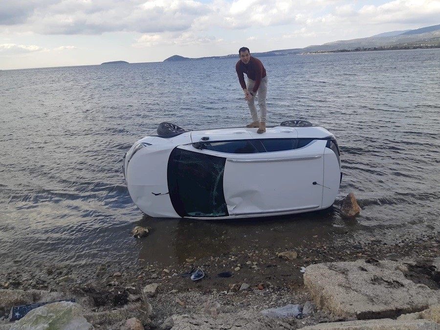 Balıkesir’de virajı alamayan otomobil takla atarak denize düştü