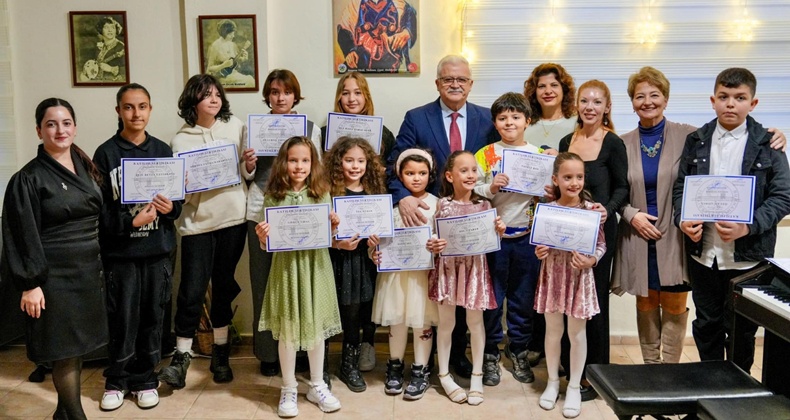 Burhaniye Belediyesi Piyano Sınıfı Öğrencilerinden Muhteşem Konser