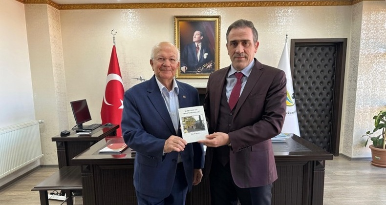 BURHANİYE'DE YAZAR YÜCEL ARAS, SON KİTABINI KAYMAKAM MEMİŞ'E TAKDİM ETTİ