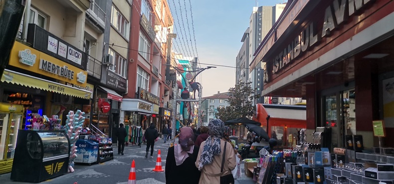 Düşen Hava Sıcaklıkları Çarşıdaki Yoğunluğu Engelleyemedi
