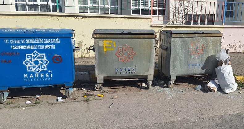 Çöp Konteynerleri Etrafındaki Cam Kırıkları Tehlike Saçıyor