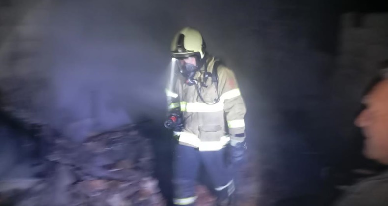Erdek’te gece saatlerinde dam yangını paniğe neden oldu
