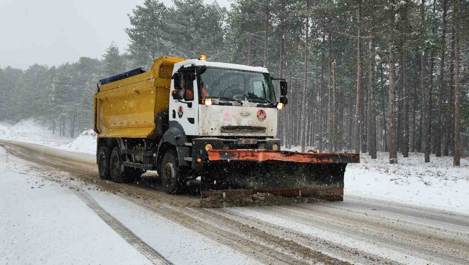 Kazdağları’nda kar yağışı ulaşımı olumsuz etkiliyor