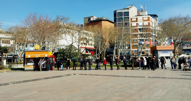Bandırma’da uygun fiyatlı pide için uzun kuyruklar oluştu