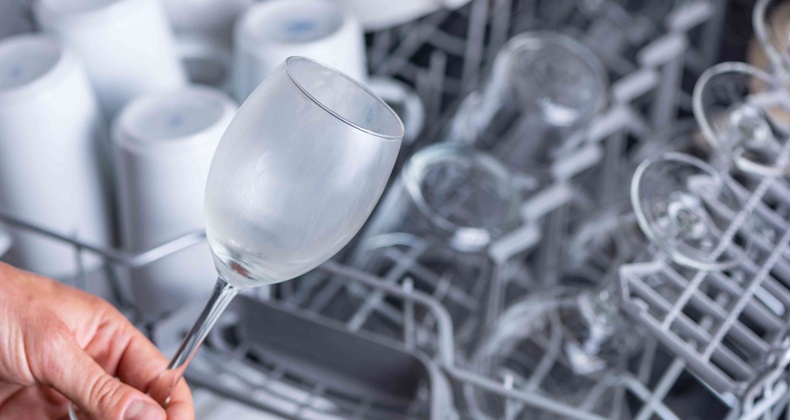 Bulaşık Makinenizden Çıkan Bardaklar Mat ve Lekeli mi? İşte Cam Gibi Parlatan Doğal Yöntemler!