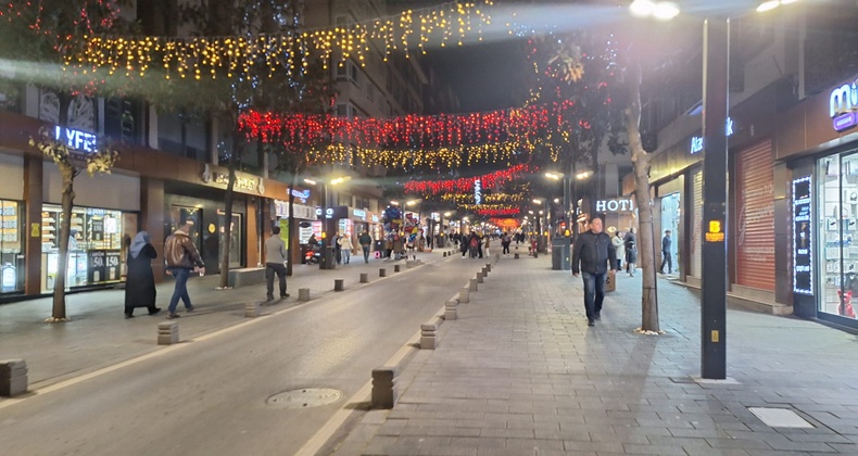 Gece Işıkları ve Trafiksiz Cadde