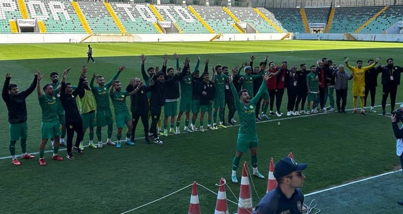 1966 Edremitspor liderliğini Manisa'da korudu