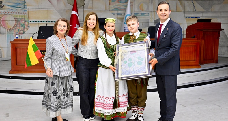 Ahmet Akın, dünya çocuklarını ağırladı