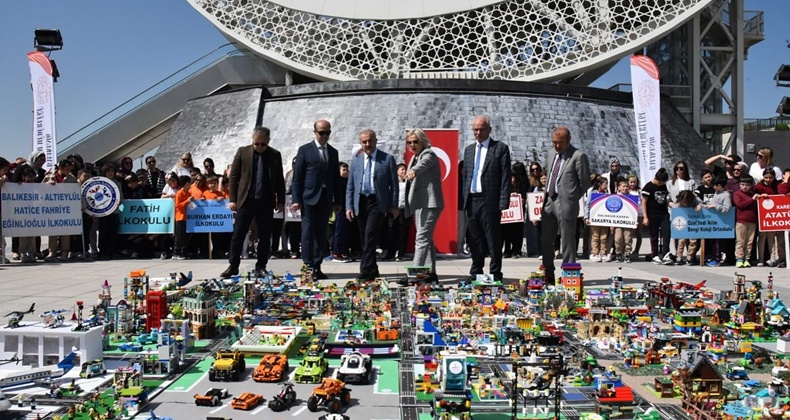 Balıkesir’de 23 Nisan Coşkusu LEGO Şehir Projesi ile Renkli Görüntülere Sahne Oldu