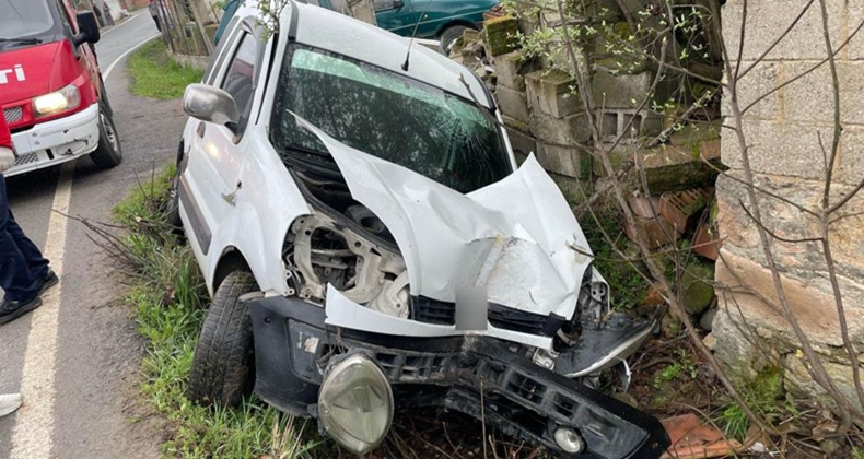 Balıkesir’de şarampole uçan otomobilin sürücüsü yaralandı