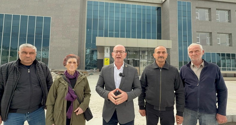 Serkan Sarı’dan Sındırgı’da hastane tepkisi: 2 bin 500 gün geçti hala teslim edilmedi