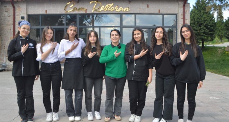 Balıkesir’de Örnek Proje: Turizm Lisesi Öğrencileri İşaret Dili Öğreniyor