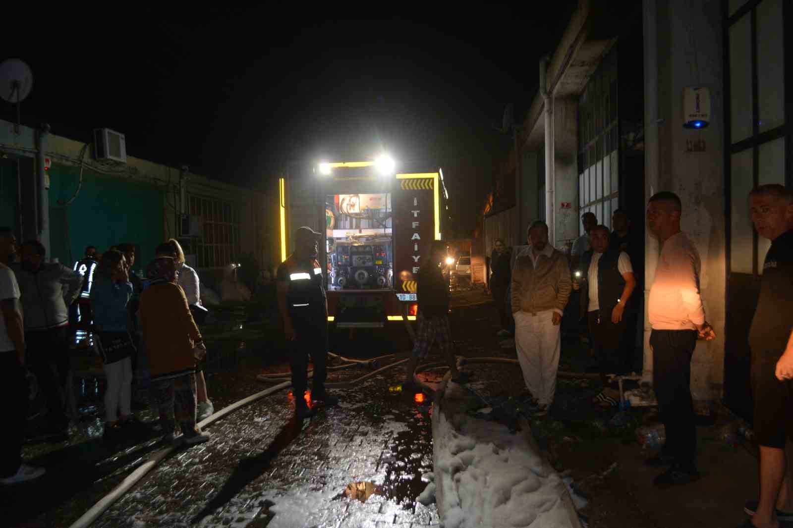 Ayvalık’ta gözlük fabrikası alev alev yandı