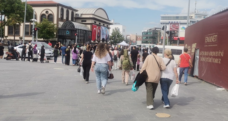 Balıkesir’de güneşli havanın etkisiyle sokaklar doldu taştı