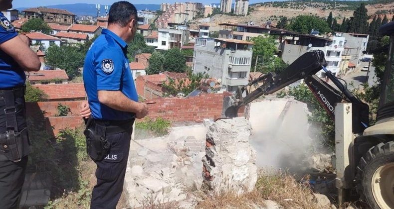 Edremit’te metruk binalar yıkılıyor