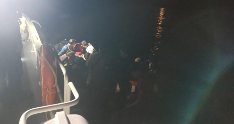 Ayvalık’ta 43 düzensiz göçmen ve ülkeyi terk etmeye çalışan 2 Türk vatandaşı yakalandı