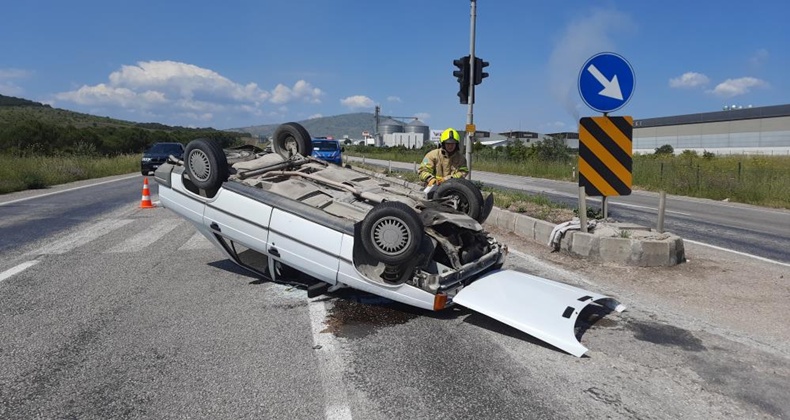 Gönen’de trafik kazası: Takla atan araçta 2 kişi yaralandı