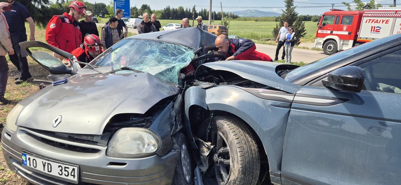 Balıkesir’de Feci Kaza: 1 Kişi Hayatını Kaybetti, 2 Kişi Yaralandı
