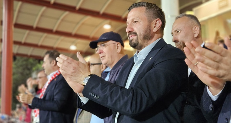 AK Parti İl Başkanı Mehmet Aydemir Tribünde Takımın Yanındaydı