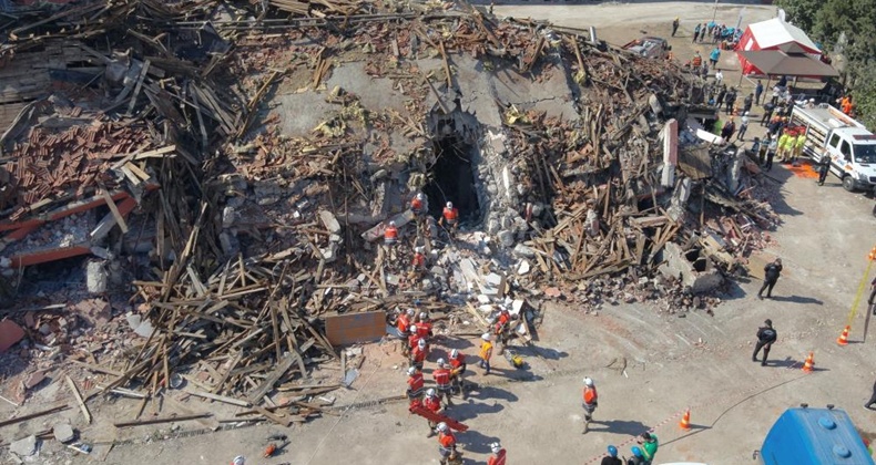 Balıkesir’de deprem tatbikatı gerçeği aratmadı