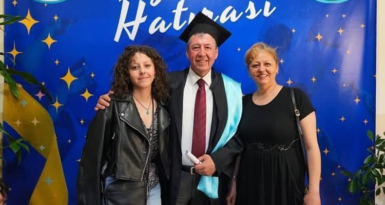 Balıkesir’de 60 yaşında üniversite diploması sahibi oldu