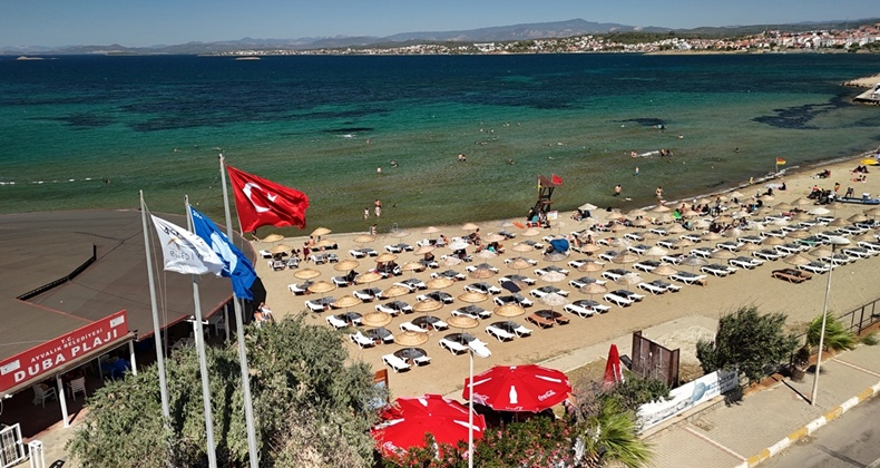 Ayvalık Belediyesi plajlarında göndere ‘Mavi Bayrak’ çekildi