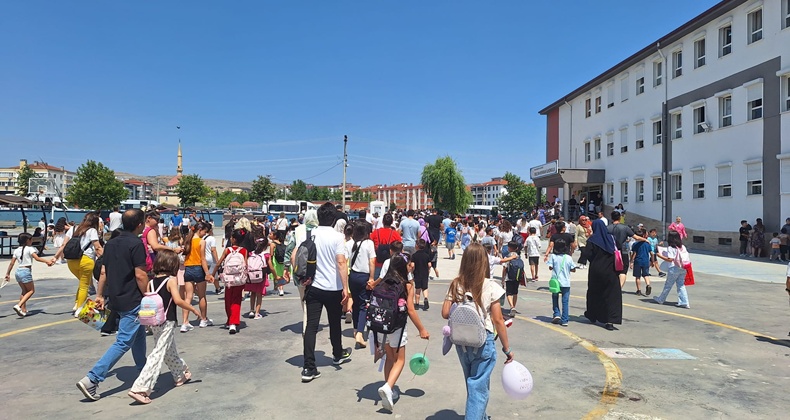 Balıkesir’de Son Ders Zili Çaldı: 198 Bin Öğrenci Karnesini Aldı