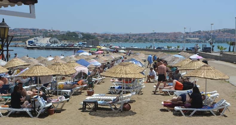 Otellerde yer kalmayan Ayvalık plajlarında adım atılamadı