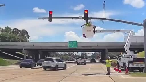 ABD’de akıllara durgunluk veren kaza: Hareket halindeki tır, sepetli vinç üzerinde çalışan işçiye çarptı