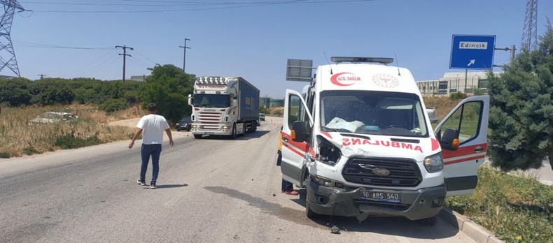 Balıkesir’de ambulans otomobile arkadan çarptı: 1 sağlık çalışanı yaralandı