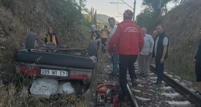 Dursunbey’de otomobil şarampolden tren yoluna uçtu