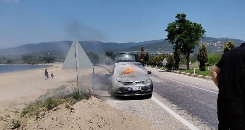 Balıkesir’de yabancı plakalı araç alev alev yandı
