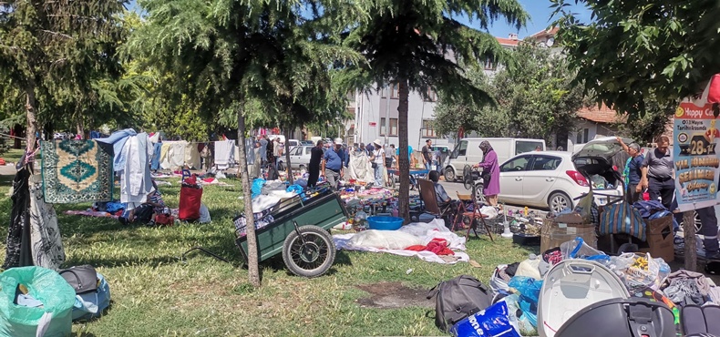 Balıkesir’de Bit Pazarı Sokaklara Taşıyor: İkinci Ele Yoğun İlgi