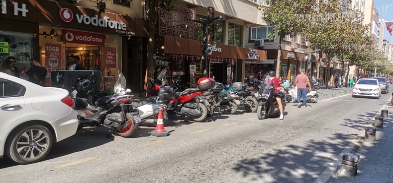 Balıkesir Milli Kuvvetler Caddesi’nde İndir-Bindir Cepleri Motosiklet Parkına Dönüştü!