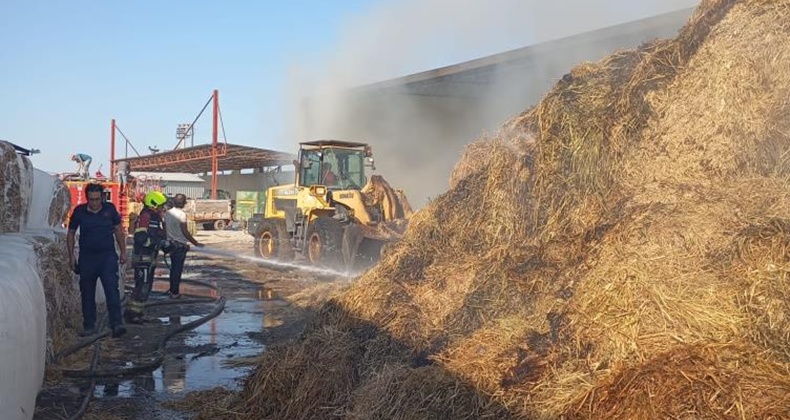 Balıkesir’de saman yangını 15 saatte söndürüldü