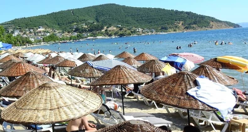 Balıkesir plajlarında şezlong ve şemsiye krizi sürüyor