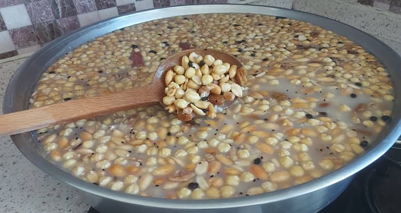 Balıkesirli kadınlardan iki farklı Aşure tarifi