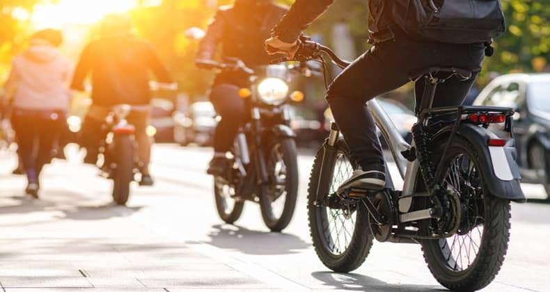 Yaya kaldırımı ve geçitler motosiklet ya da bisiklet yolu değil!