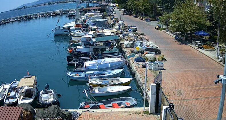 Altınoluk Kordonu Sıcak Havalara Teslim Oldu: Vatandaşlar Denize Koştu
