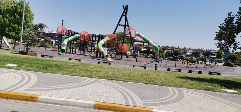 Balıkesir’de Kavurucu Sıcaklar Parkları Boşalttı: Avlu’da Sessizlik Hakim